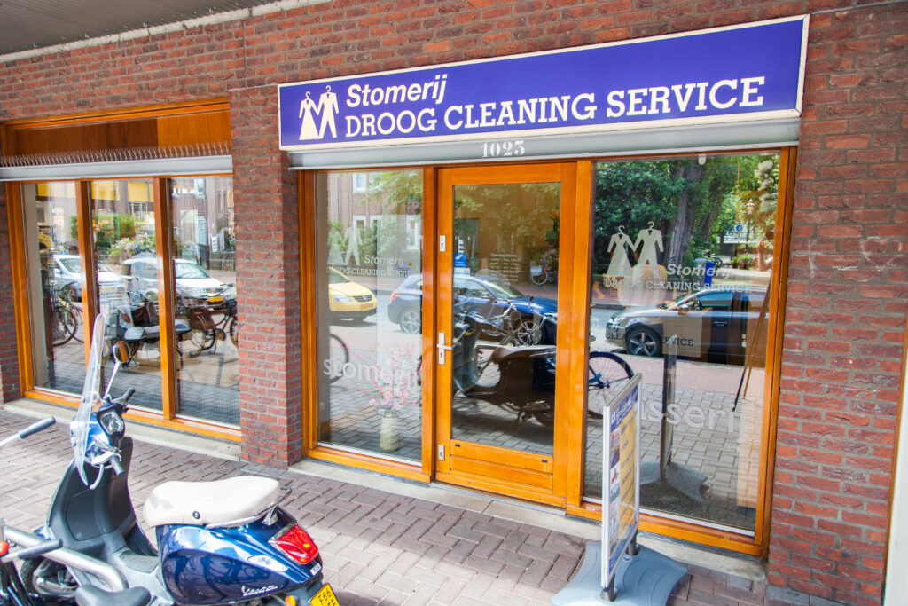 Ingang Stomerij Droog cleaning service winkelcentrum Brazilië Amsterdam.