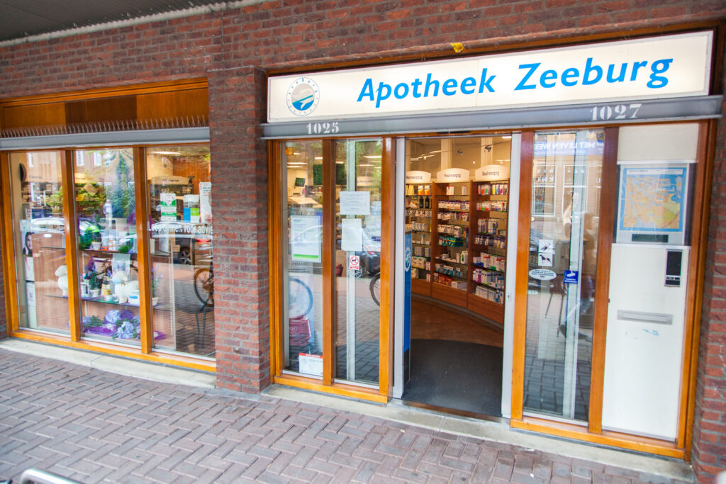 Ingang Benu apotheek Zeeburg winkelcentrum Brazilië Amsterdam.